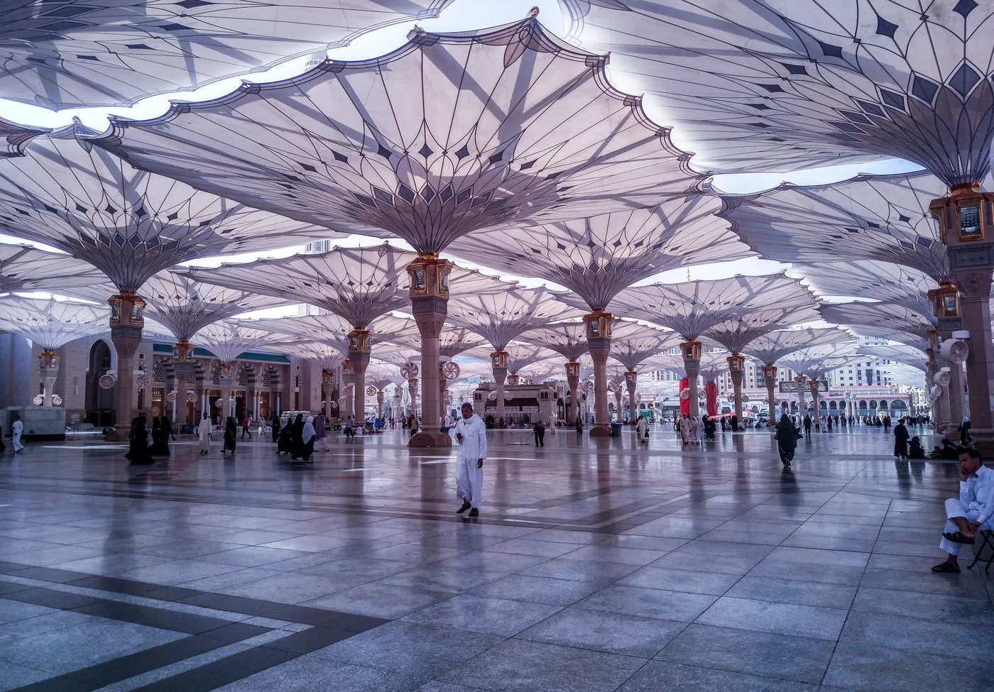 النعال والمظلات